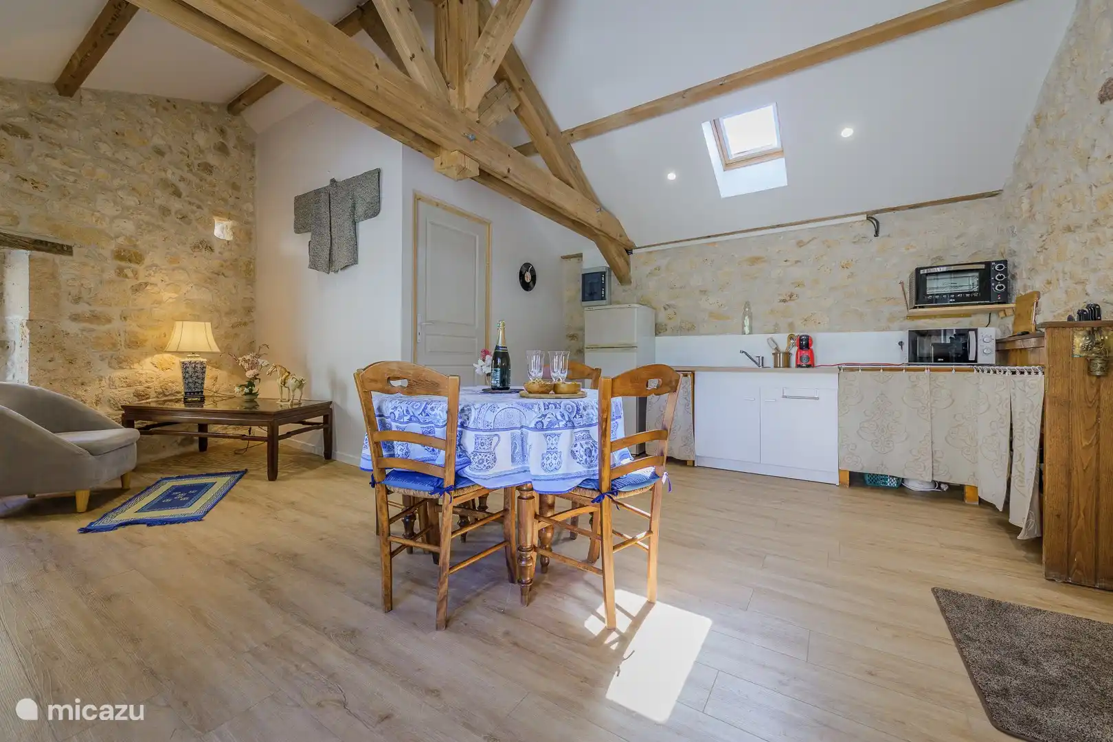 Mesa de comedor y cocina