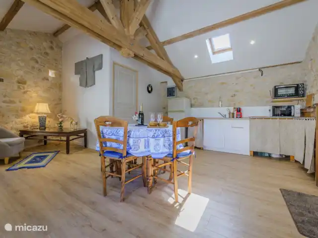Paquinne en Francia, Lot, Porte-du-Quercy - casa vacacional Mesa de comedor y cocina