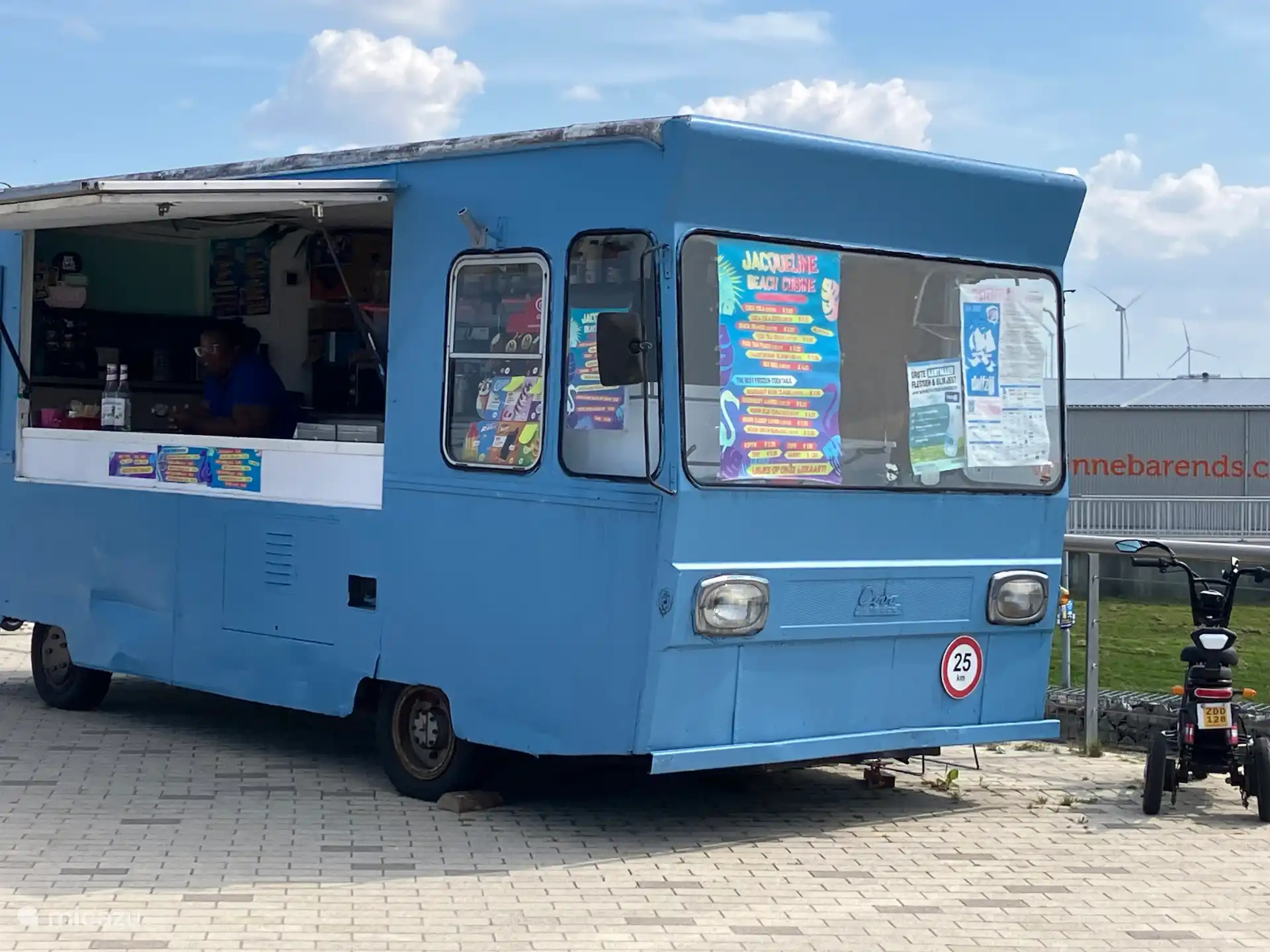 Délicieux sandwiches antillais sur la plage de Delfzijl