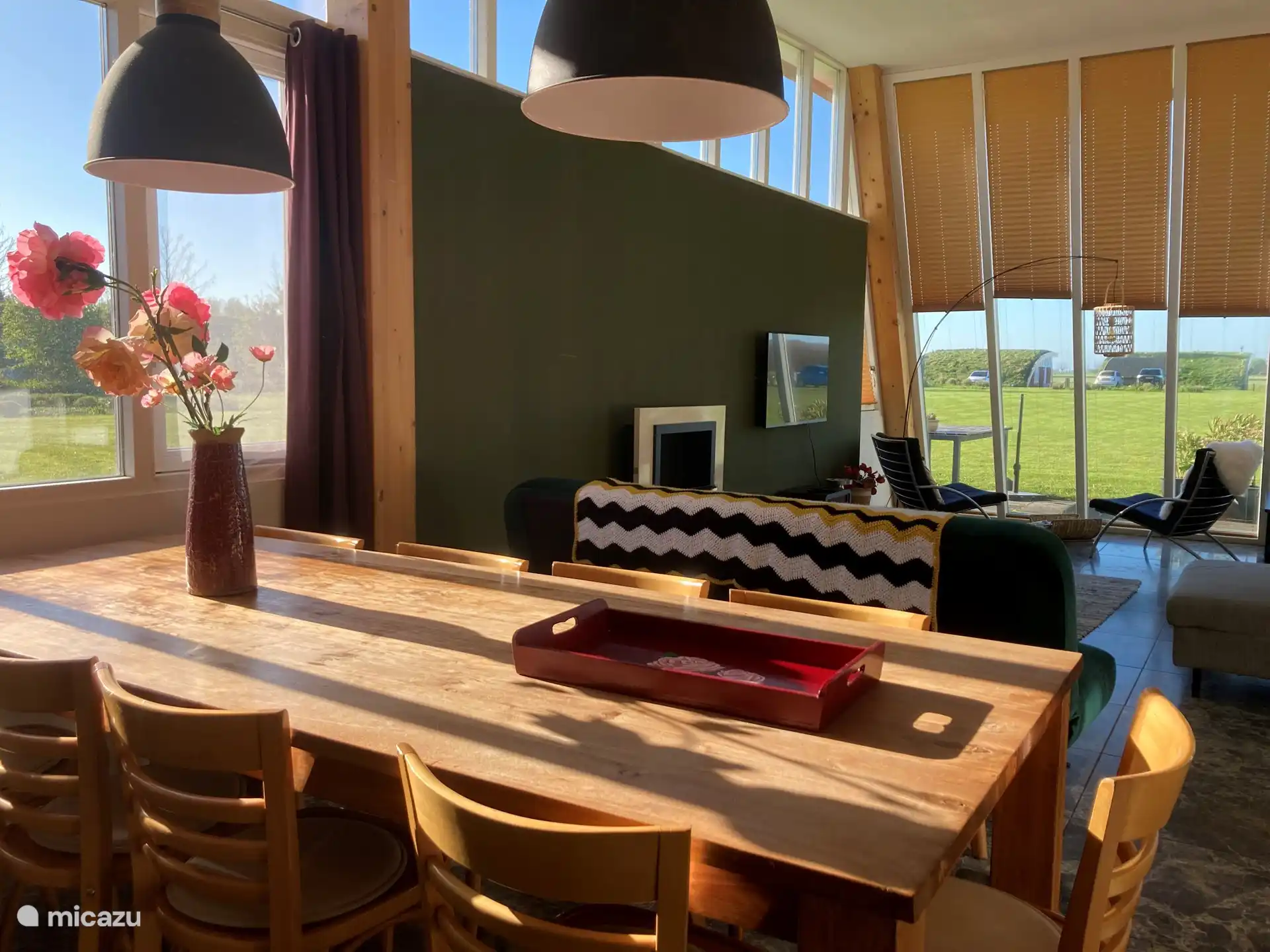 Ein schöner großer Esstisch