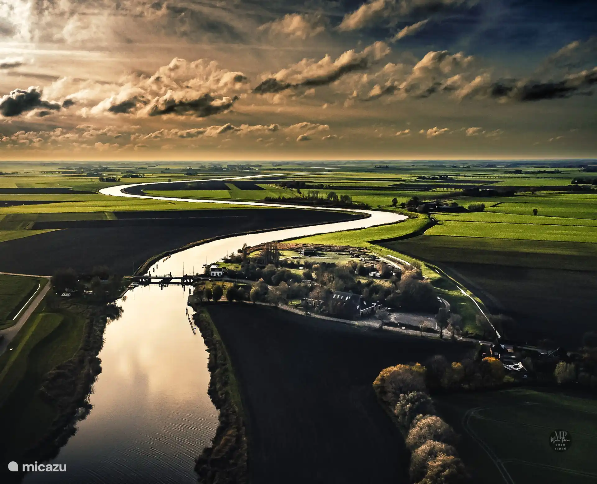 Ein Luftbild unserer Region, wenn man ganz genau hinschaut, erkennt man in der Mitte die grünen Dächer unserer Grasdachhäuser.