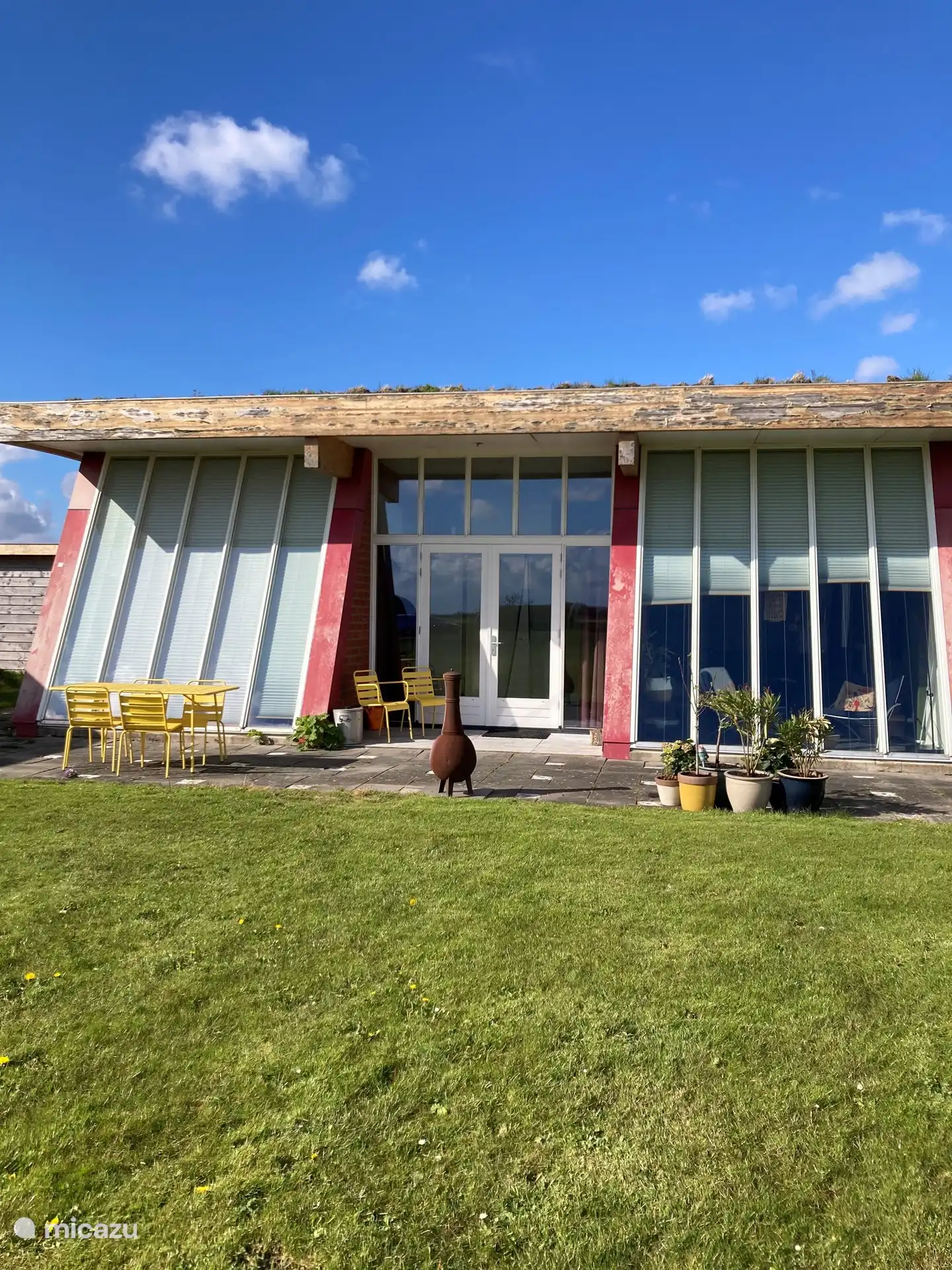 Es ist ein sonniges Haus. Hier können Sie sehen, dass die Sonnenrollos im vorderen Schlafzimmer heruntergelassen sind. 