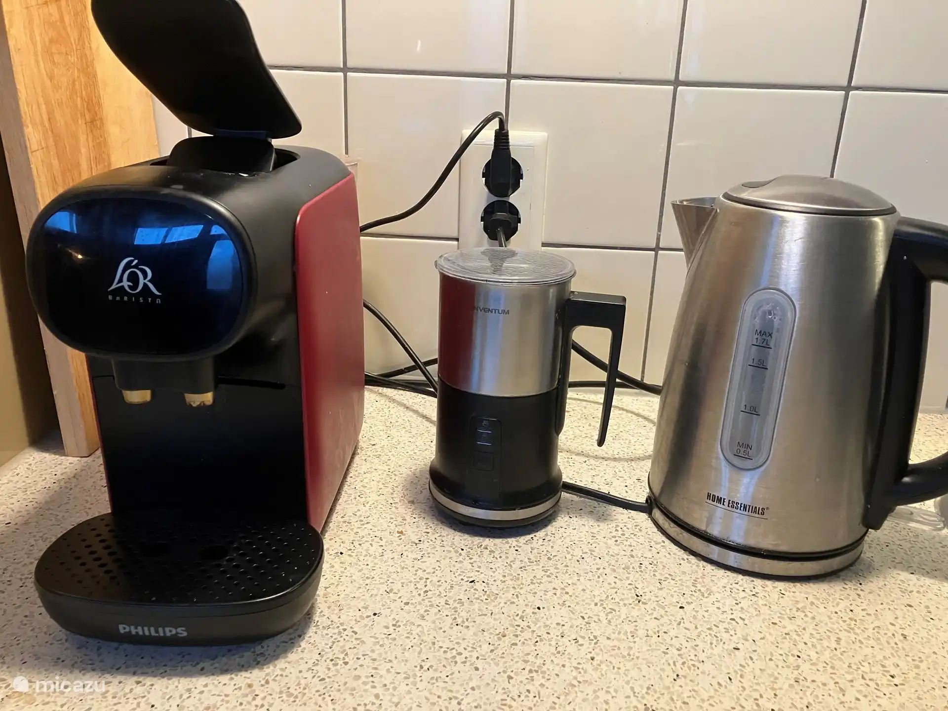 Kaffeemaschine mit Tassen, Tee, Milchaufschäumer