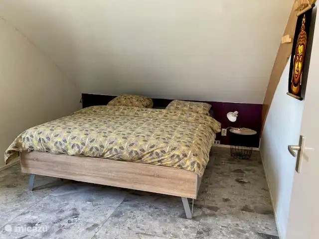 Großes Schlafzimmer auf der Rückseite mit rundem Dach. Es gibt ein geräumiges und stabiles Doppelbett. 