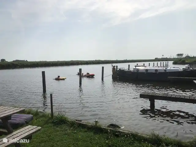 Das Reitdiep ist ein idealer Ort zum Schwimmen (auf eigene Gefahr), Angeln und Bootfahren