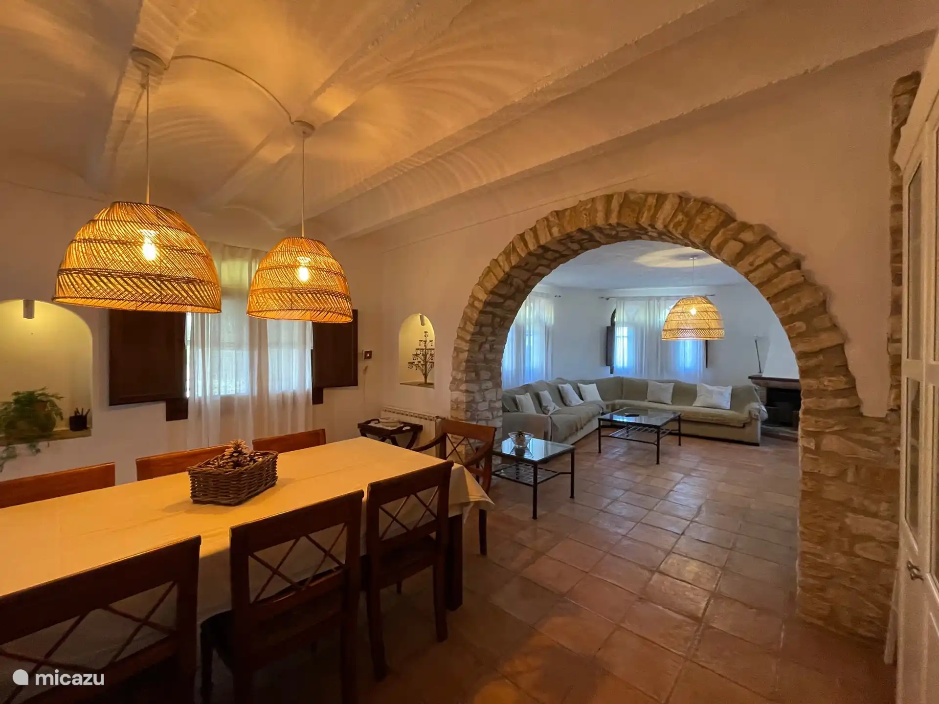 Wohnzimmer mit Tisch