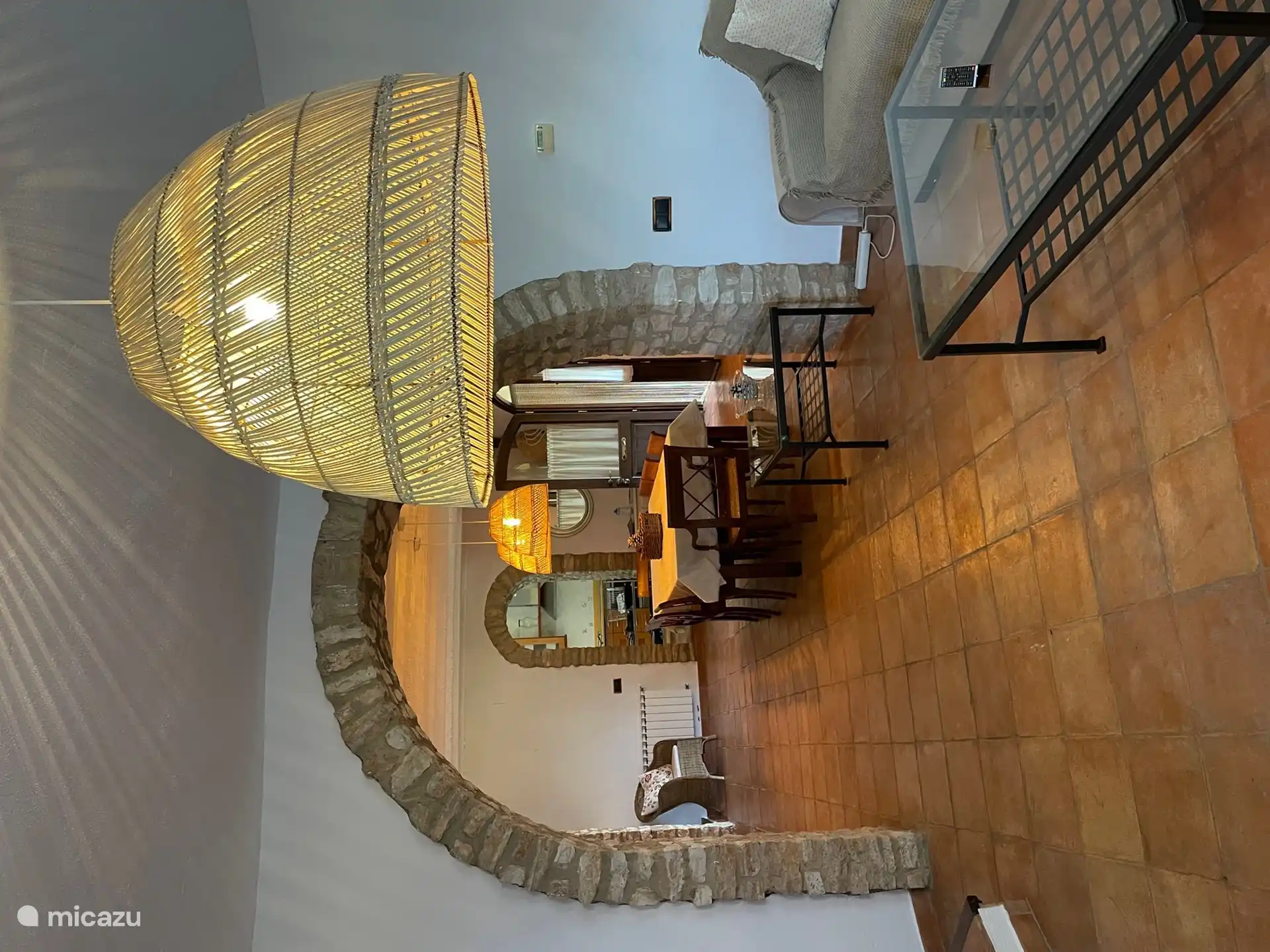 Wohnzimmer mit Tisch