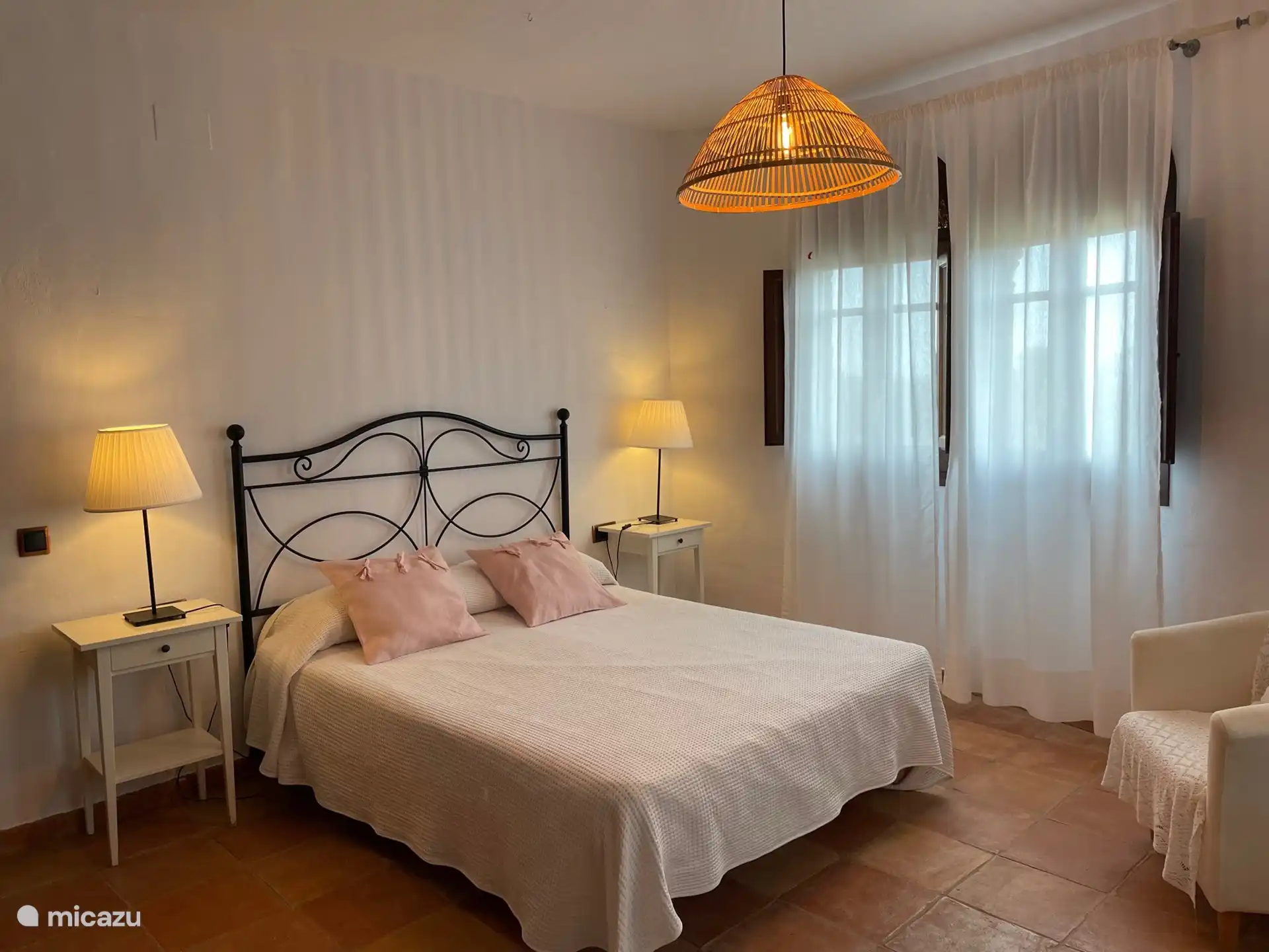 Zimmer 1 mit Doppelbett und Badezimmer