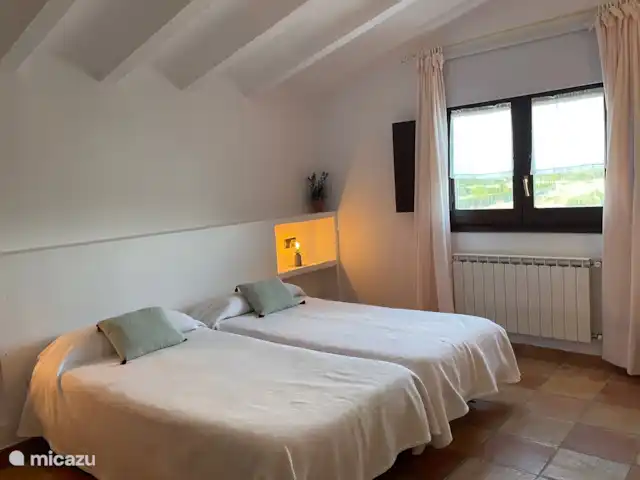 vakantiehuis huren in Spanje, Catalonië, L'Ampolla – Toren Slaapkamer 2 met 2 eenpersoonsbedden, kledingkast.