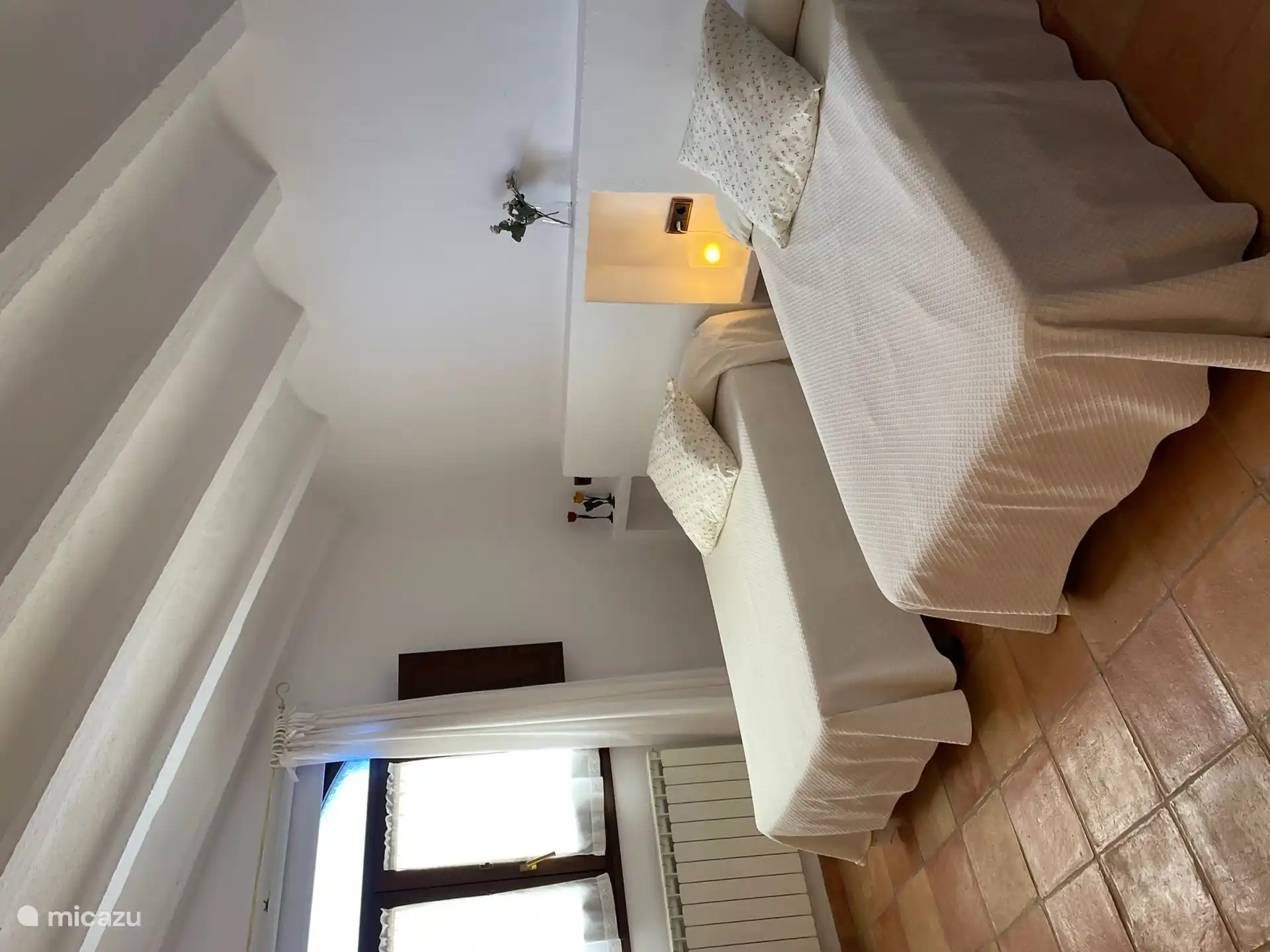 Zimmer 3 mit 2 Einzelbetten und Kleiderschrank