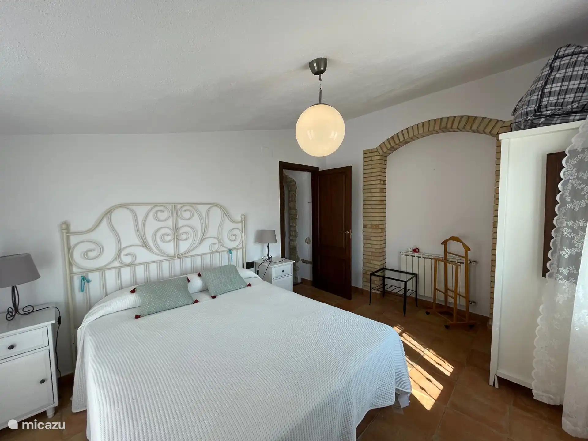 Zimmer 4 mit Doppelbett und Kleiderschrank