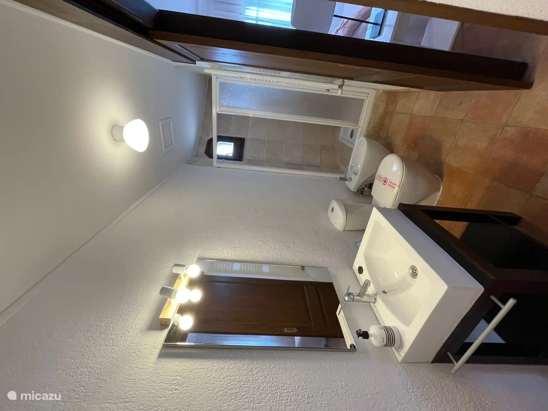 Badezimmer mit Dusche im ersten Stock