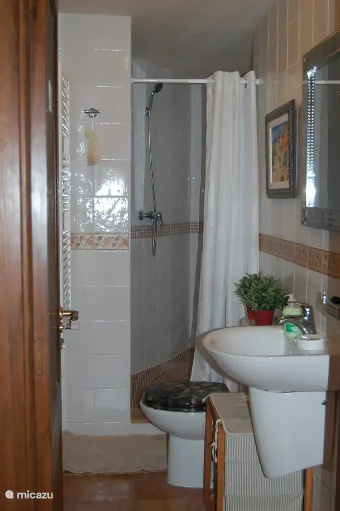 Badezimmer im Erdgeschoss mit Dusche