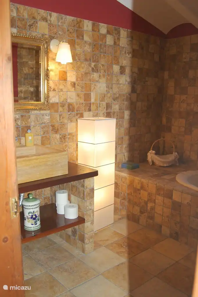 Hauptbadezimmer im ersten Stock