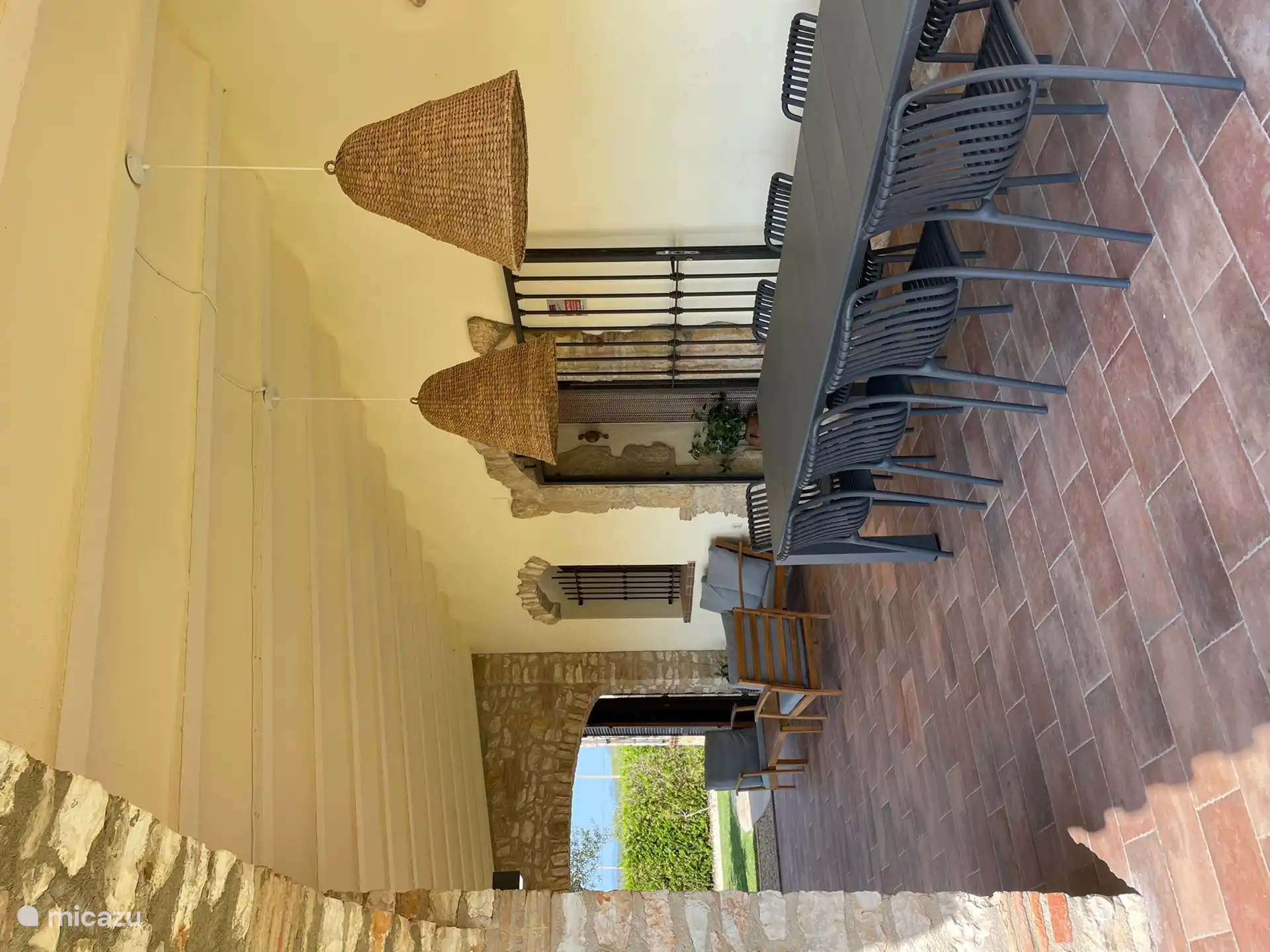 Veranda mit Tisch für 10 Personen und Sitzecke