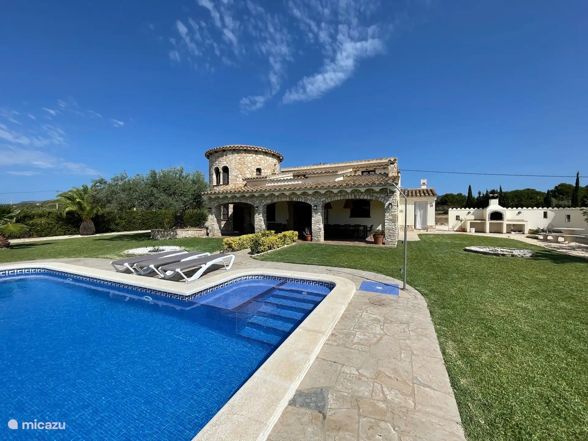 Außenbereich, Swimmingpool mit Sonnenliegen, Garten