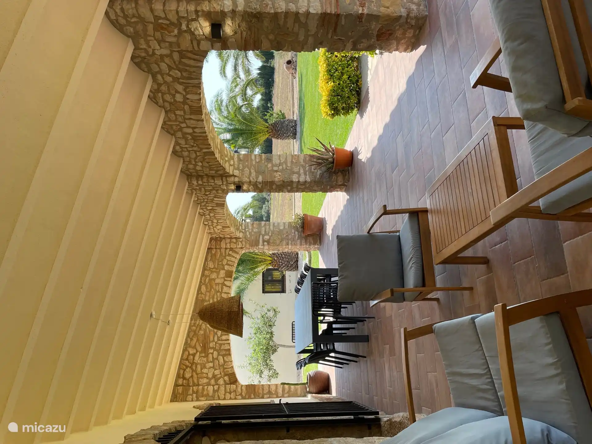 Veranda mit Tisch für 10 Personen und Sitzecke