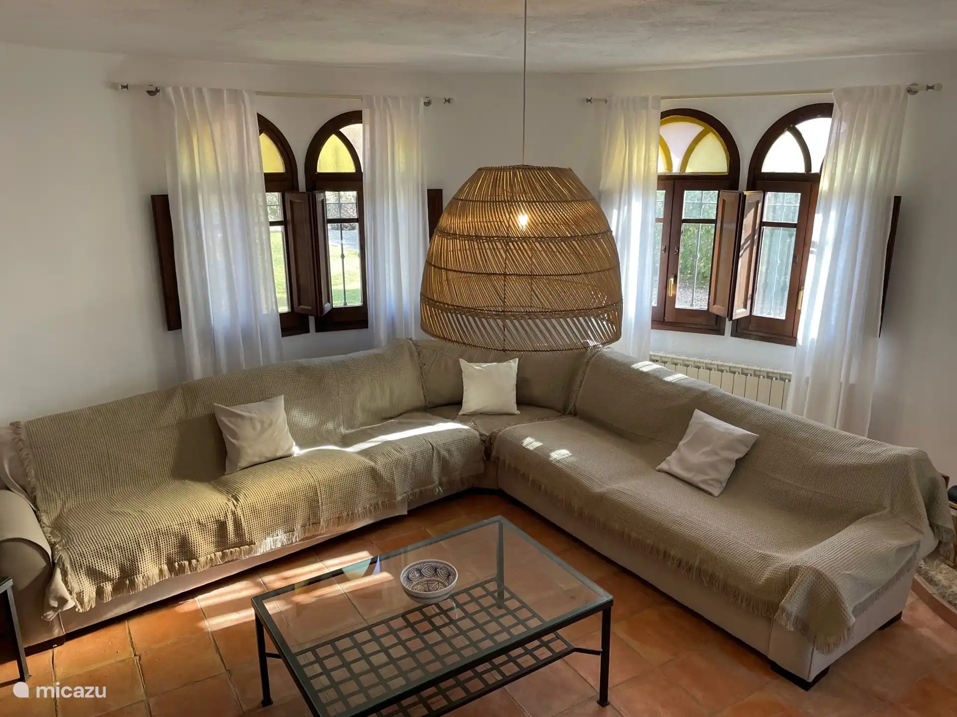 Großes Wohnzimmer mit Sofa und TV
