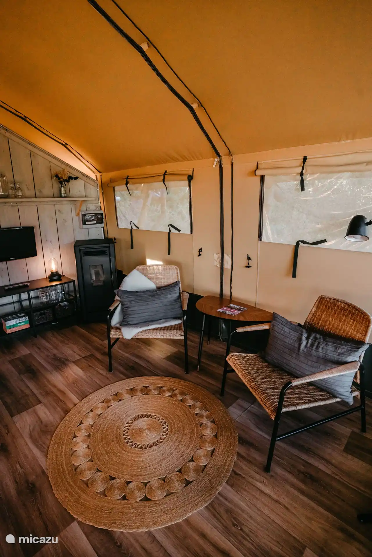 Sitzecke mit Pelletofen und Fernseher