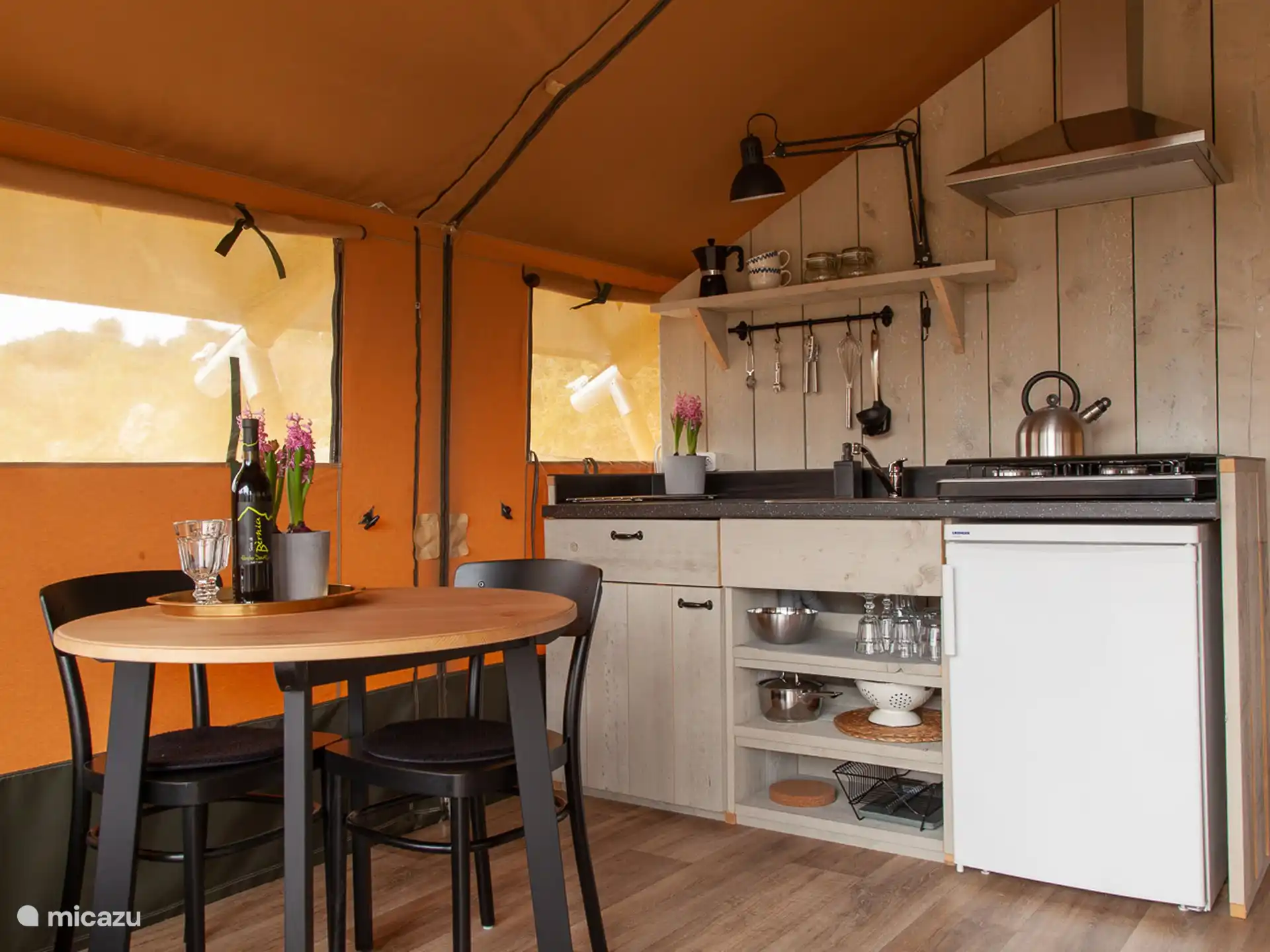 Voll ausgestattete Küche