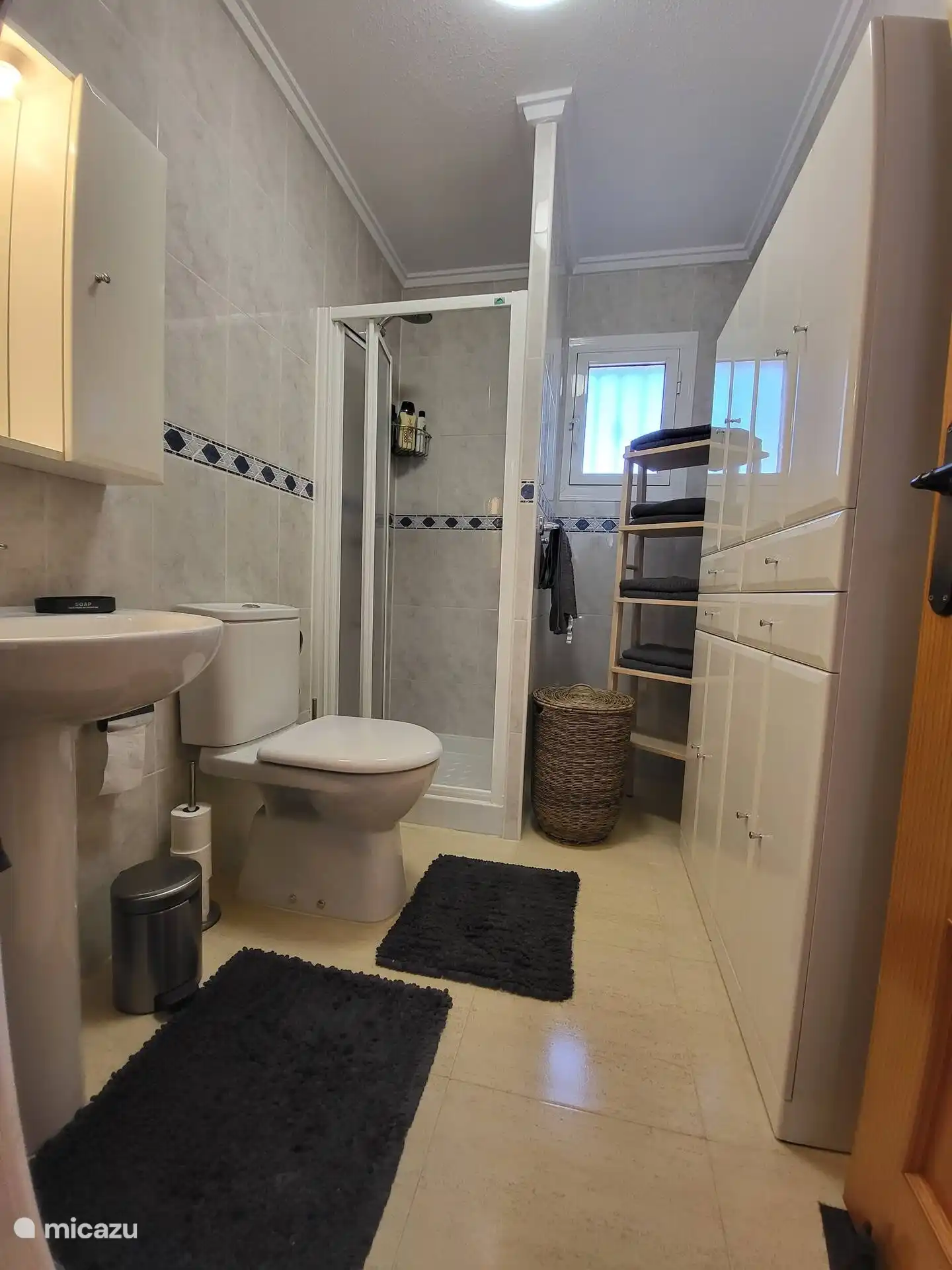 2ème salle de bain avec douche, WC et lavabo