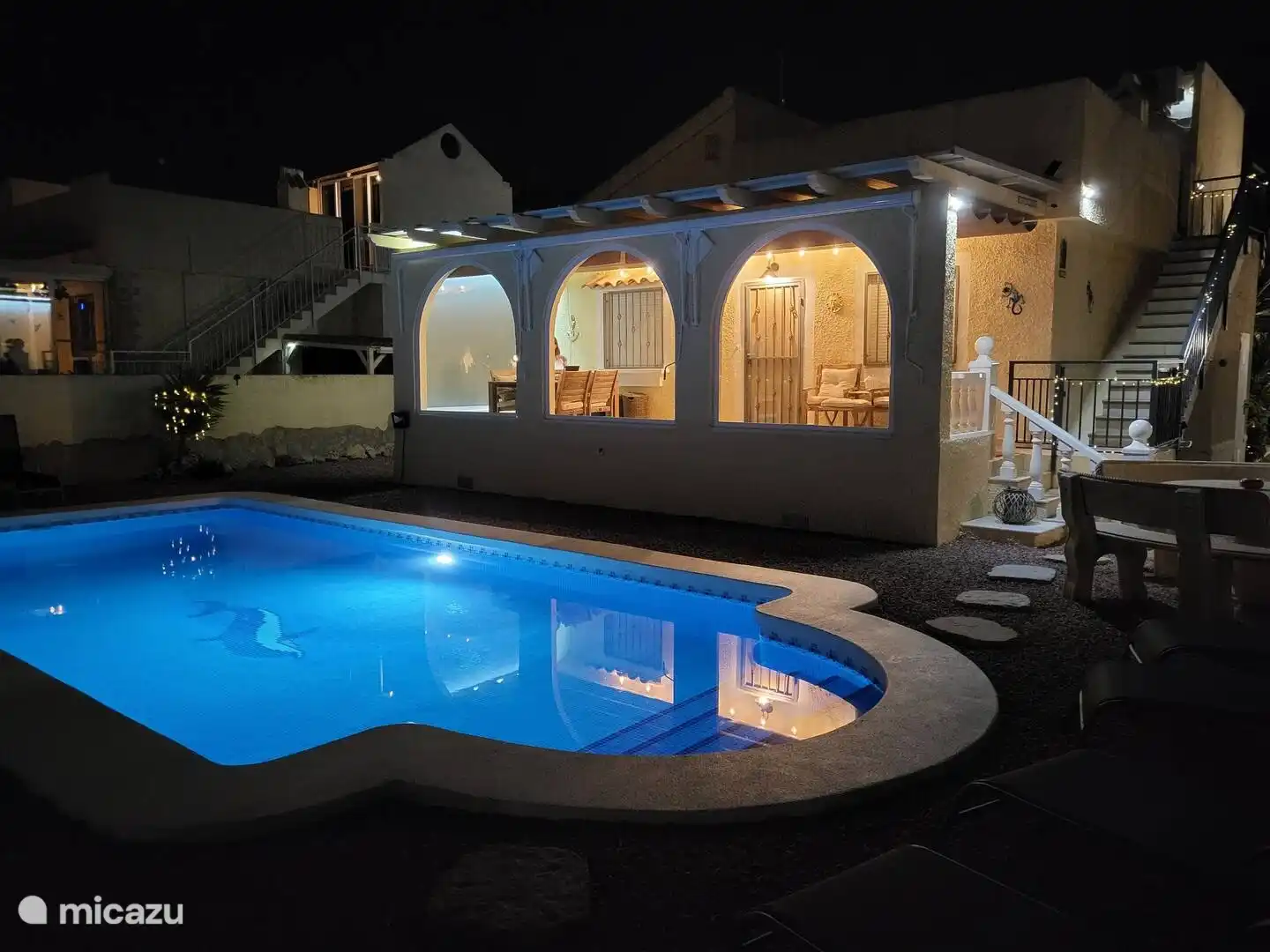 Piscine éclairée avec véranda