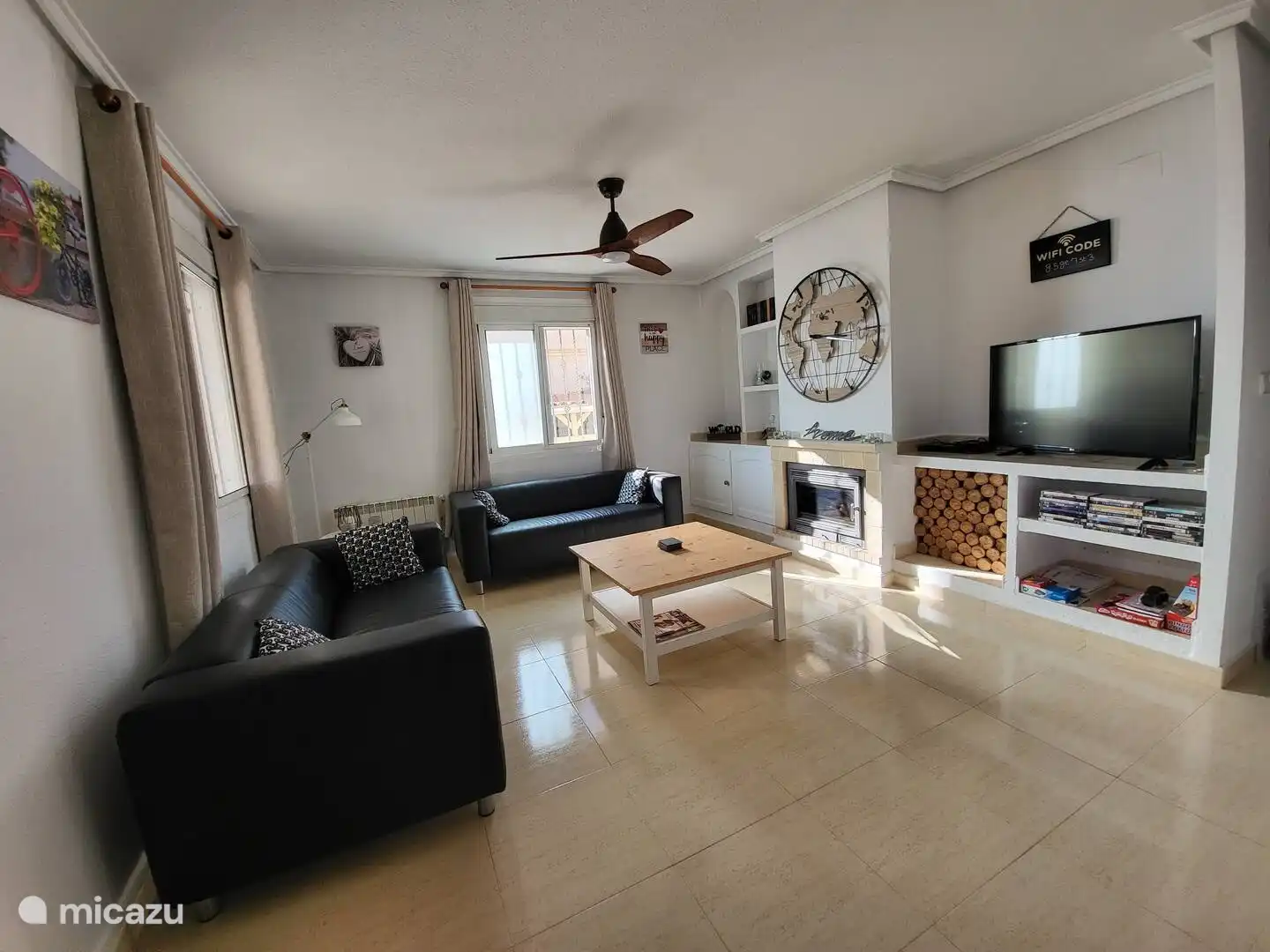 séjour avec poêle à bois, TV et climatisation