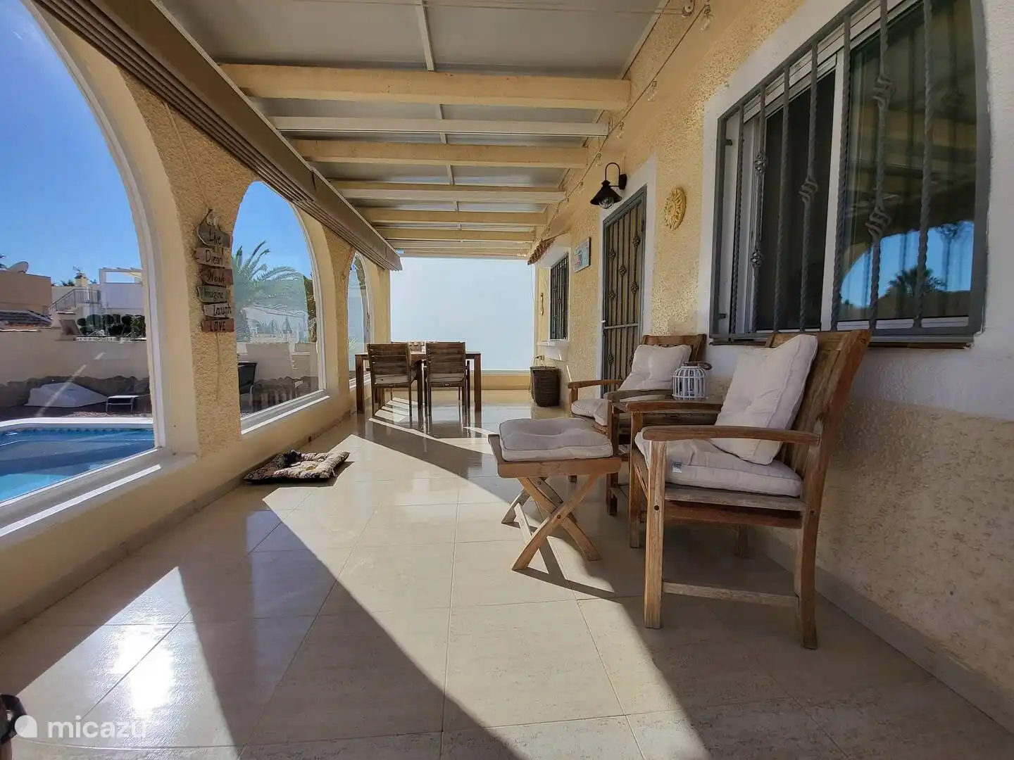 véranda avec stores pare-soleil