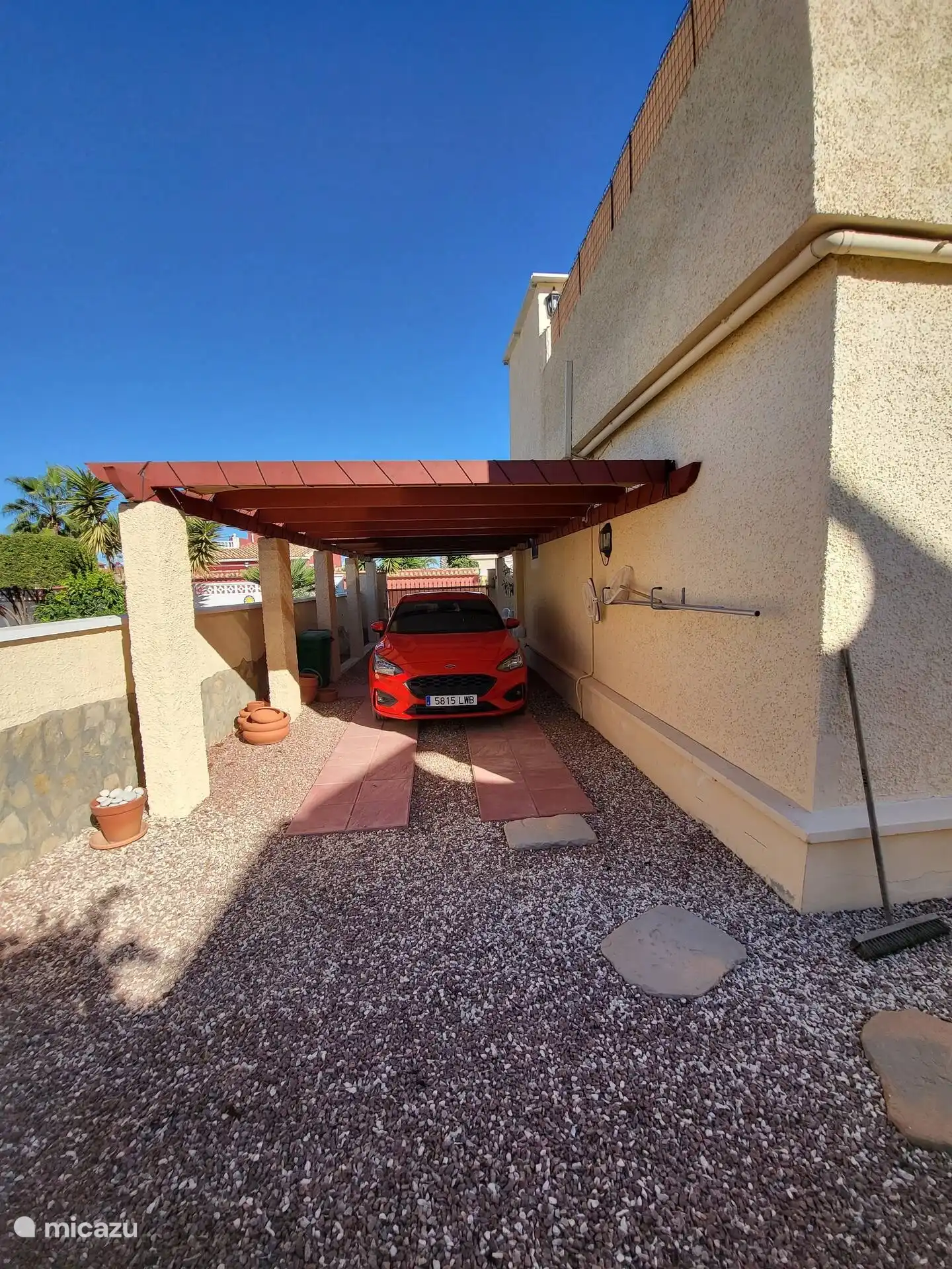 abri voiture pour 2 voitures avec portail automatique