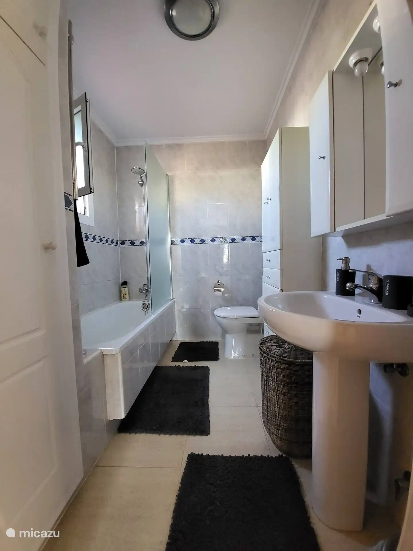 salle de bain à la chambre parentale avec baignoire, toilettes et lavabo
