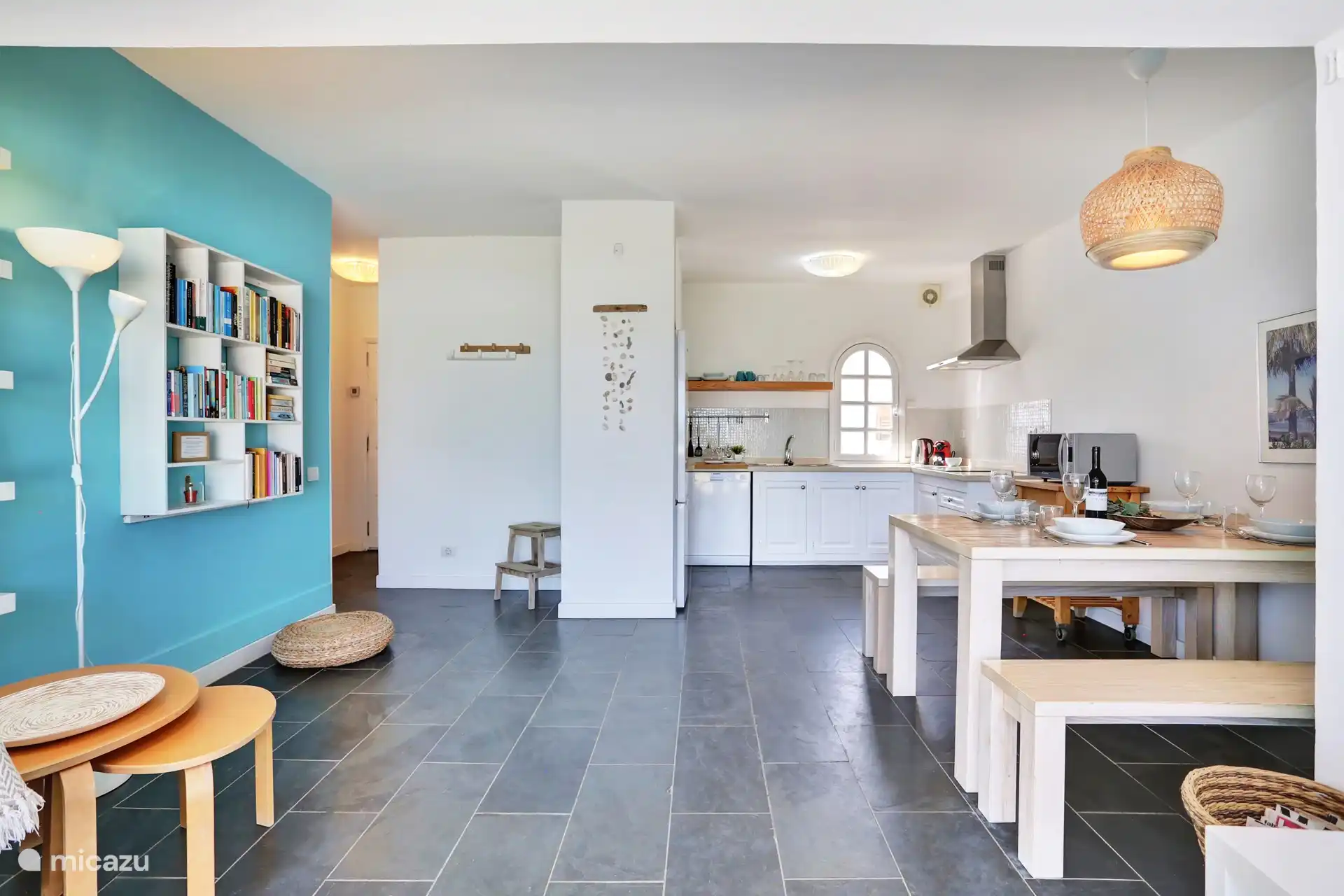 Wohnzimmer.
Wenn Sie sich nach dem Wandern/Radfahren/Surfen etwas ausruhen möchten, stehen Ihnen Bücher zum Lesen in der Sonne zur Verfügung.