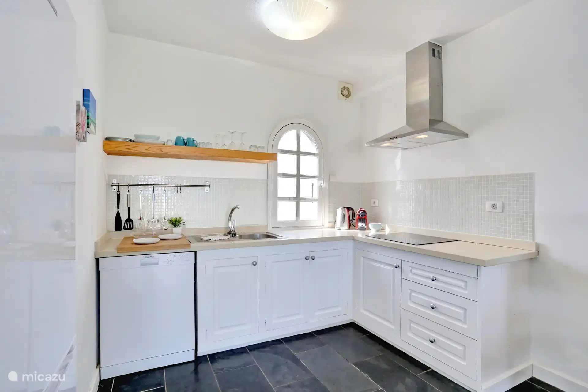 Die Küche ist mit einer Mikrowelle und einem Geschirrspüler ausgestattet 