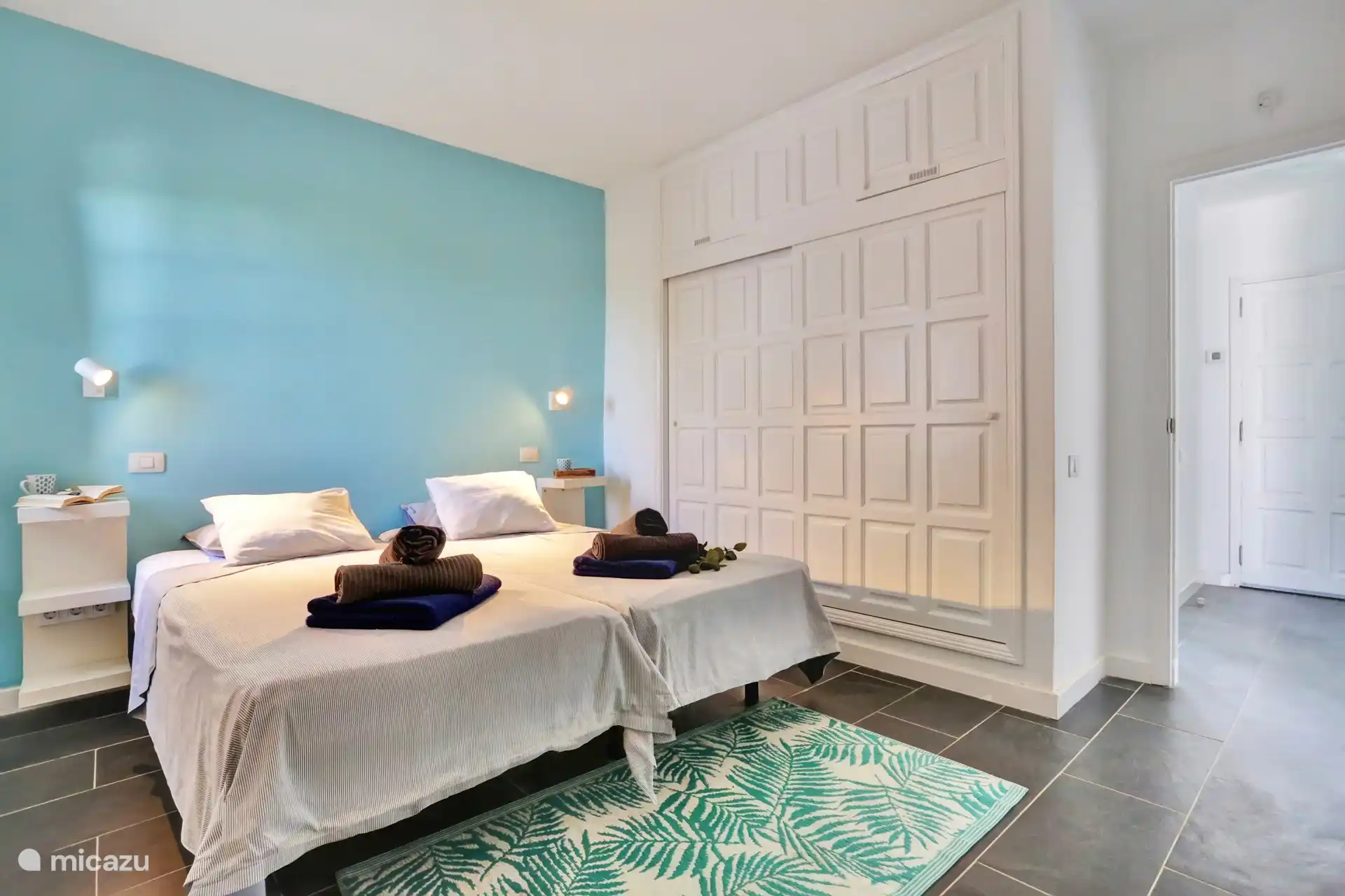 Hauptschlafzimmer, Schrankraum mit Safe.