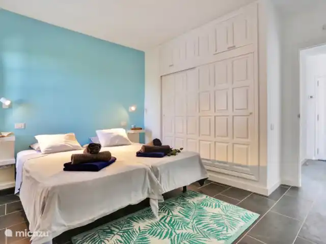 The Beach House (nouvelle inscription) | Espagne, Fuerteventura, Corralejo - maison de vacances Chambre principale, espace placard avec coffre-fort.