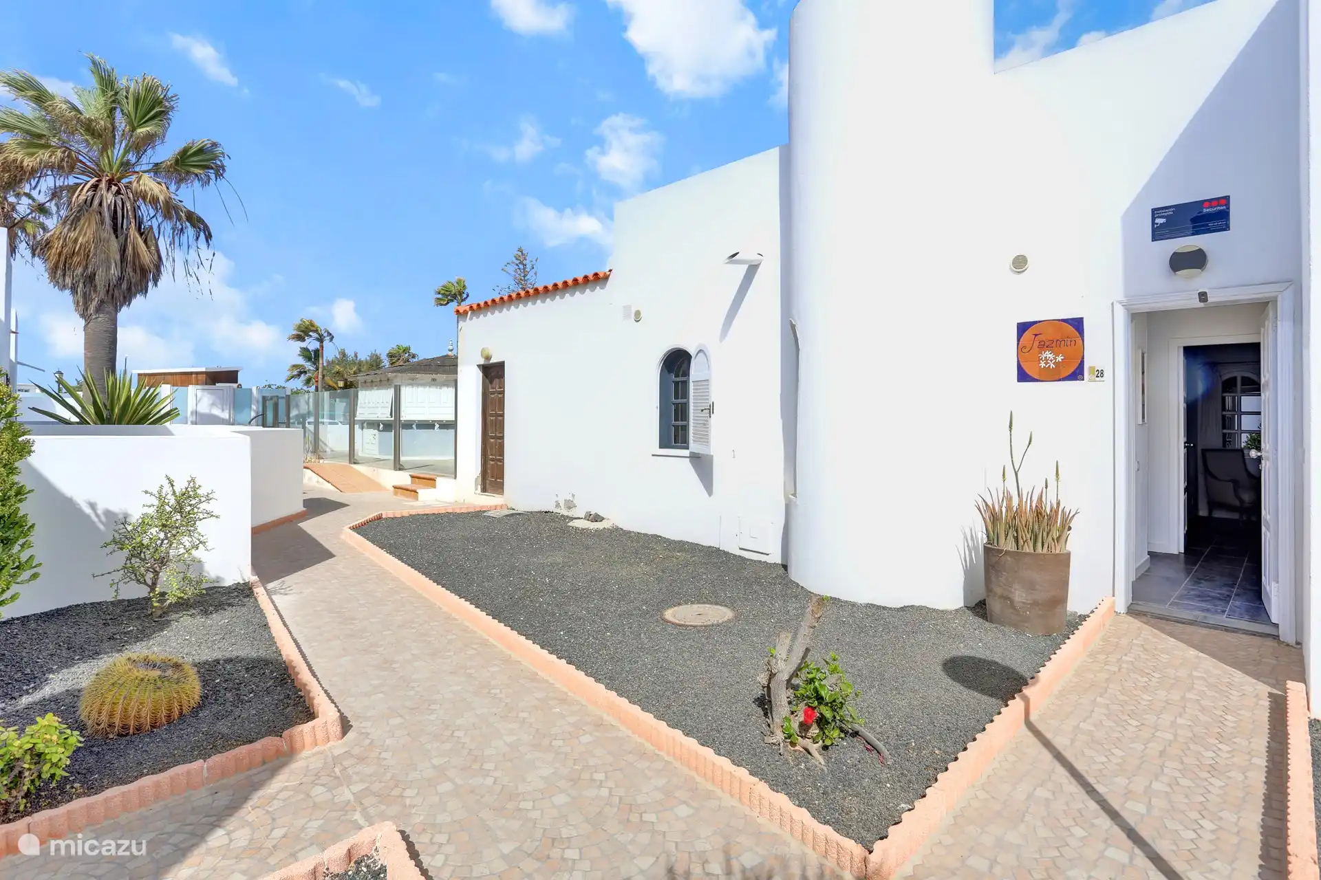 Das Haus liegt in einem kleinen Resort