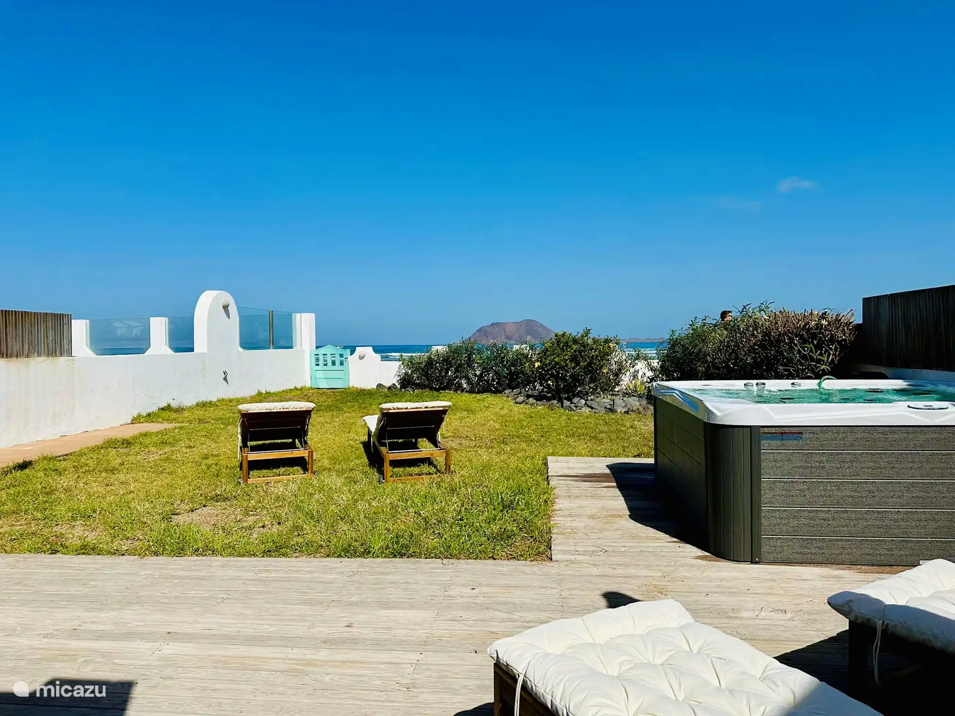 Sowohl der Garten als auch die Dachterrasse bieten einen fantastischen Blick auf das Meer mit Wellensurfern und Wing-Foilern/Kitesurfern vor der Tür/dem Garten