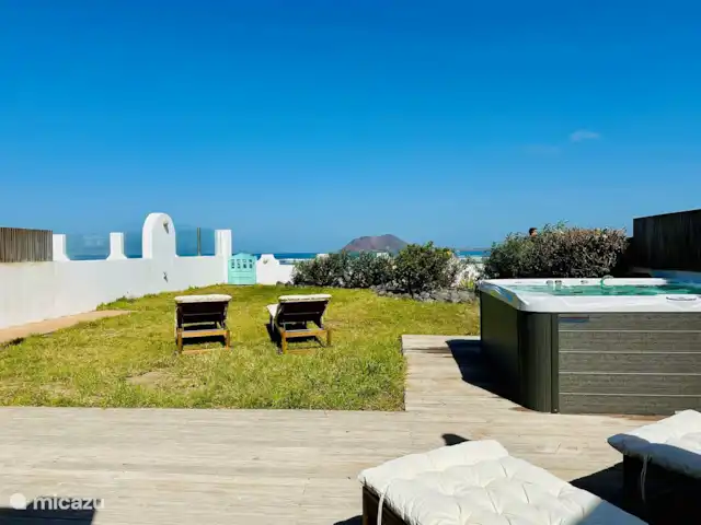 The Beach House (nouvelle inscription) | Espagne, Fuerteventura, Corralejo - maison de vacances Le jardin et le toit-terrasse offrent une vue fantastique sur la mer avec des surfeurs de vagues et des wing foilers/kitesurfeurs devant la porte/le jardin.