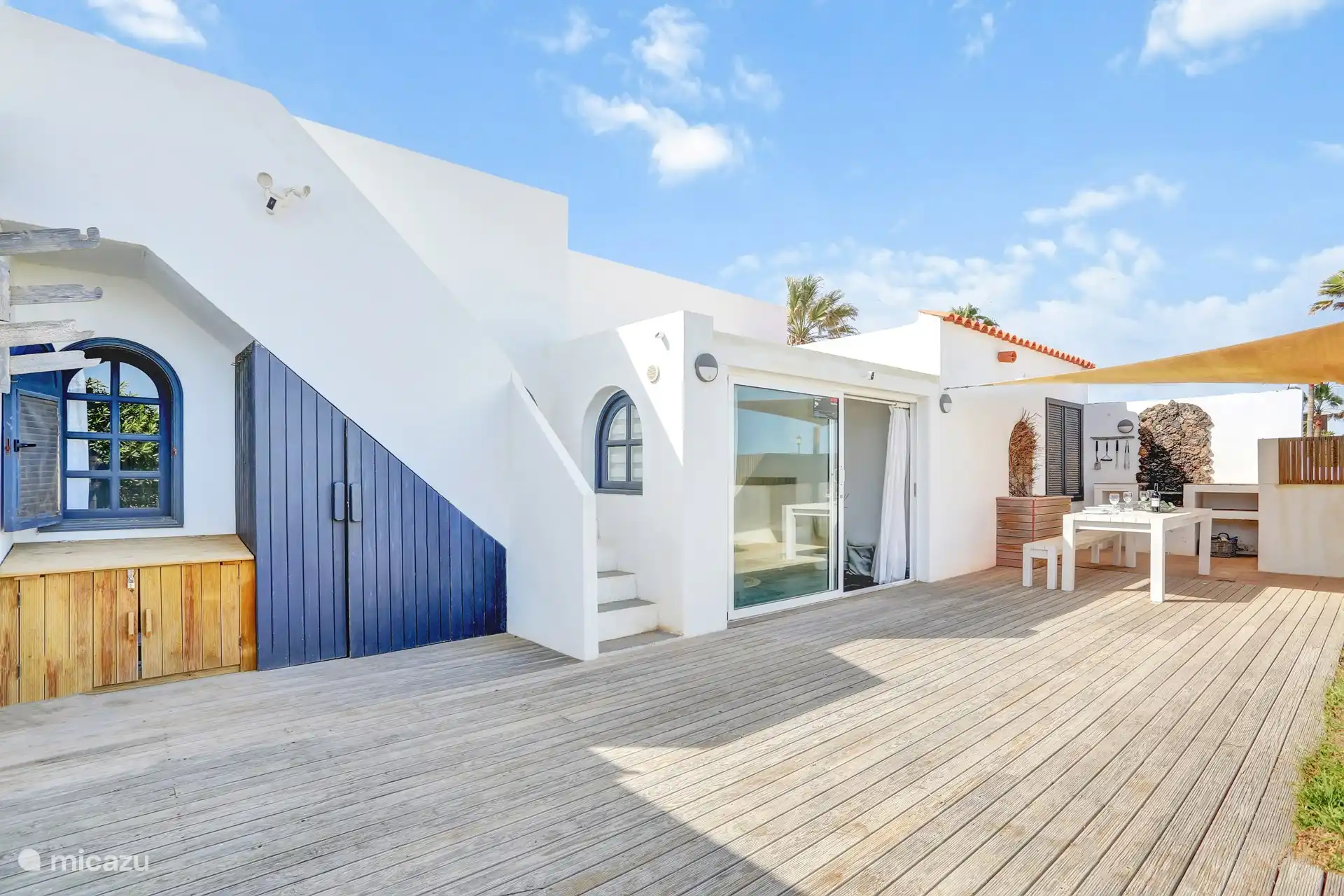 Das Haus bietet viel Platz im Freien, um das warme Wetter zu genießen.