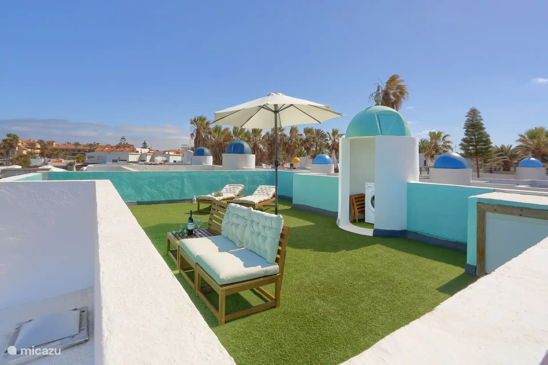 Geräumige Dachterrasse mit Meerblick