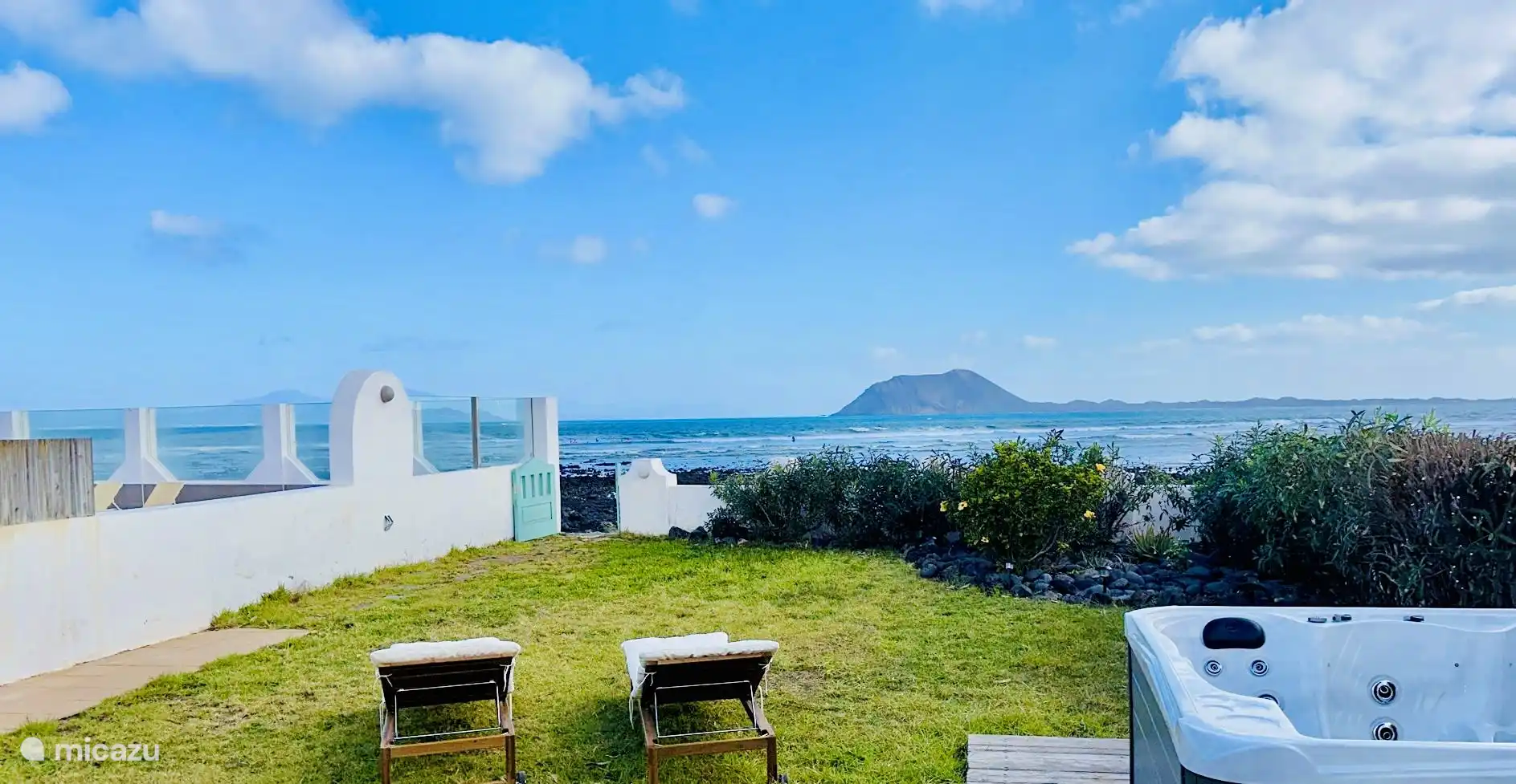 Der große Garten (inkl. Whirlpool) bietet direkten Blick auf das Meer und die Inseln Lobos und Lanzerote. Dies ist der schönste, wenn nicht sogar einer der schönsten Orte zum Übernachten auf Fuerteventura!