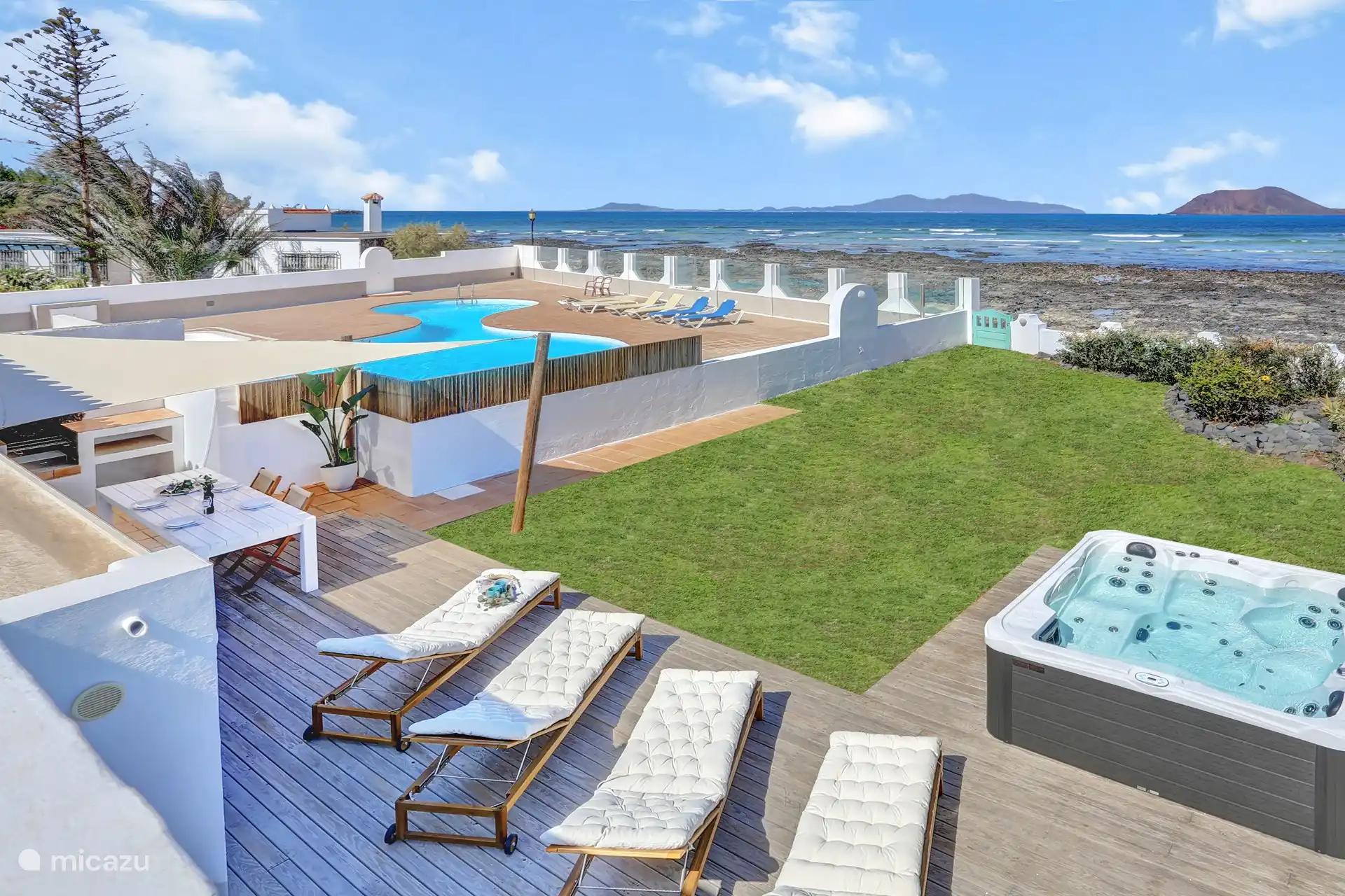 In der Ferne sehen Sie rechts die Insel Lobos und links Lanzerote (das nur 20 Minuten mit der Fähre entfernt ist).