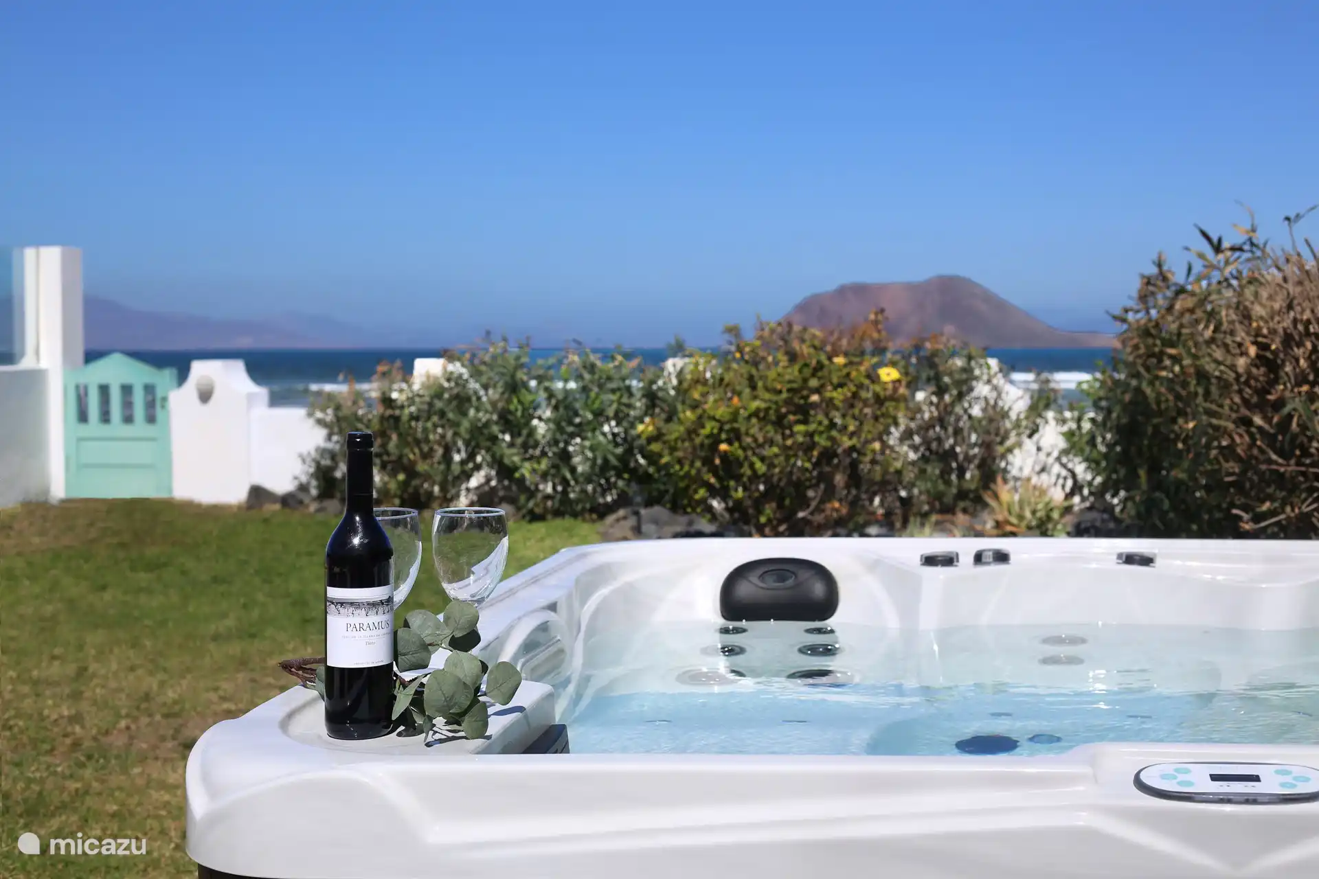 Großer Garten mit Whirlpool