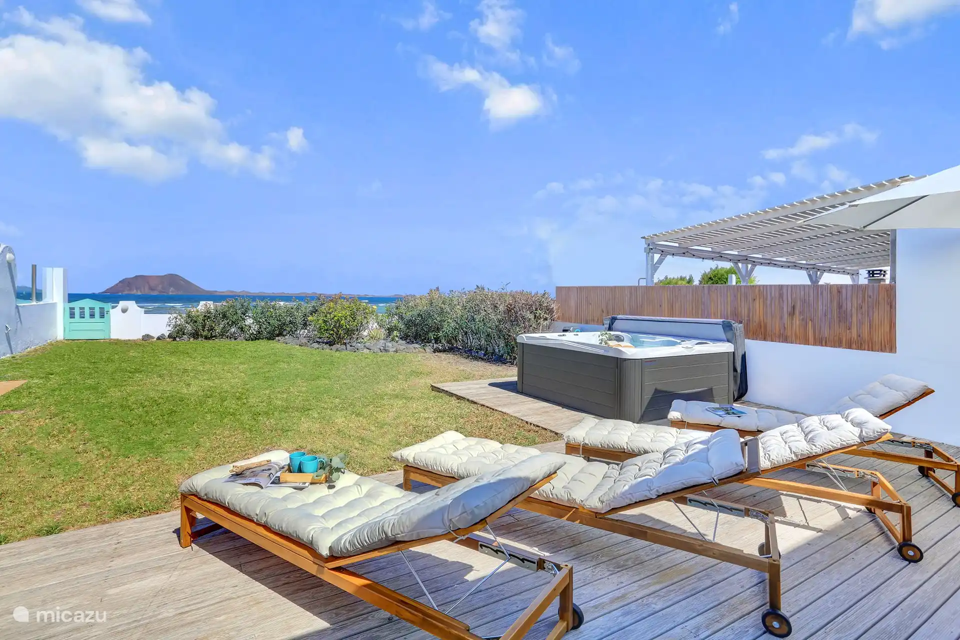 Genießen Sie das Sonnenbad mit Blick auf das Meer und die vielen Wassersportler, die direkt vor Ihrer Haustür arbeiten.