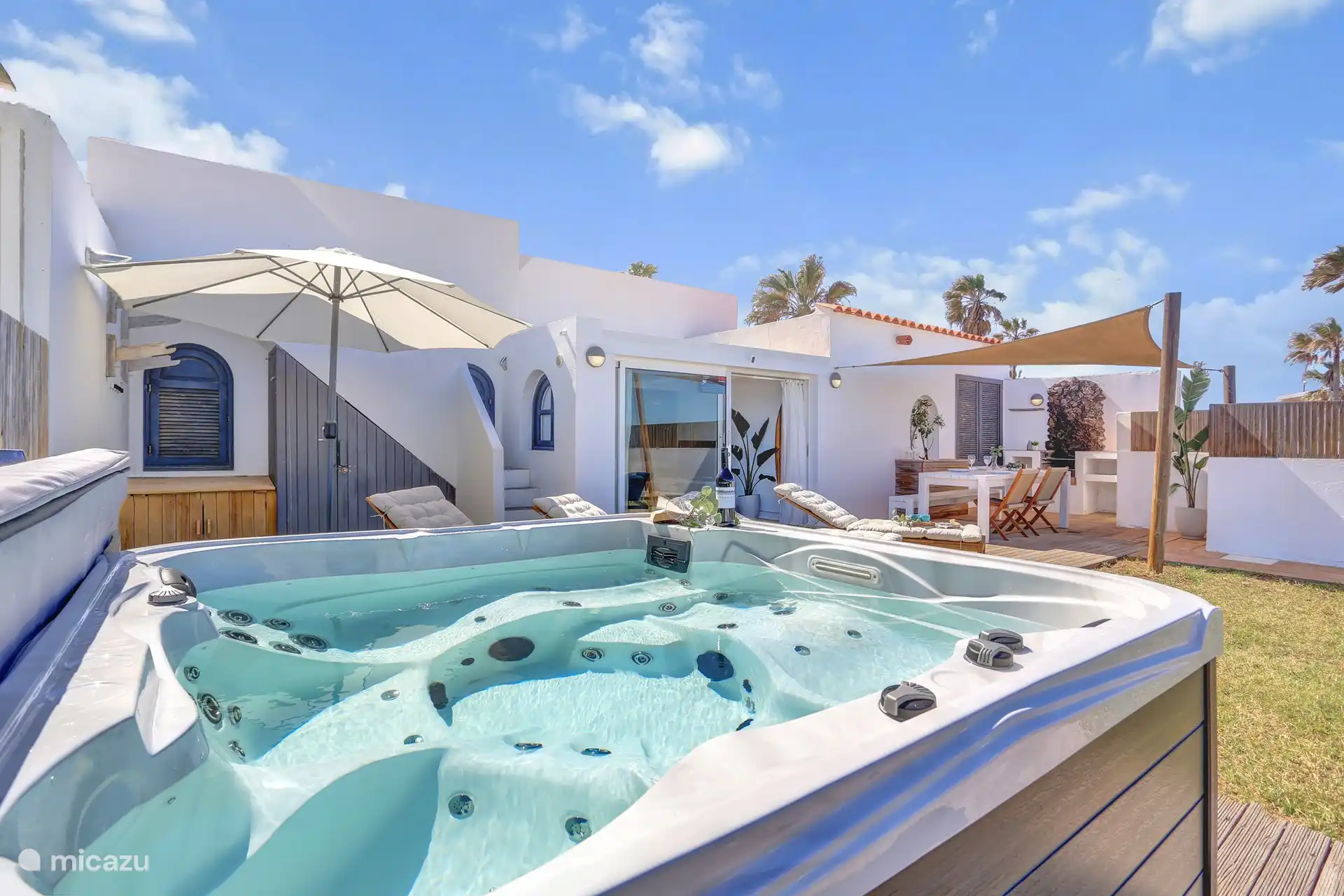 Als ob der Garten noch nicht groß genug wäre, können Sie über die Außentreppe auf die großzügige Dachterrasse gelangen.