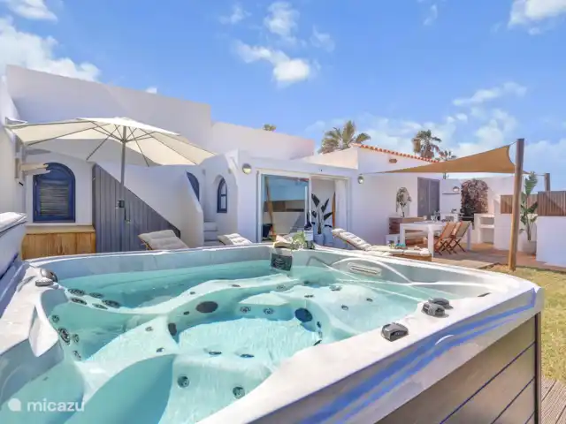 The Beach House (nouvelle inscription) | Espagne, Fuerteventura, Corralejo - maison de vacances Comme si le jardin n'était pas encore assez grand, vous pouvez emprunter les escaliers extérieurs jusqu'à la spacieuse terrasse sur le toit.