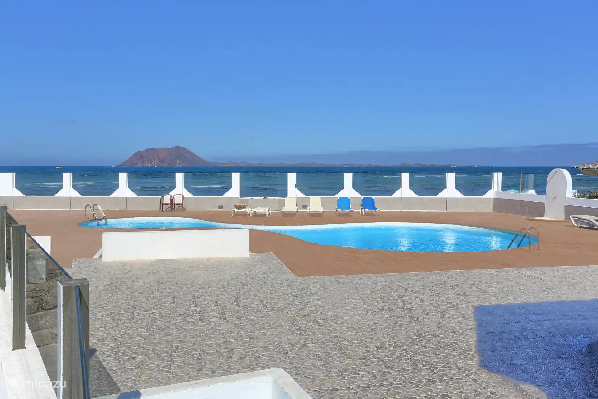 Gemeinschaftspool am Meer mit Blick auf die Insel Lobos