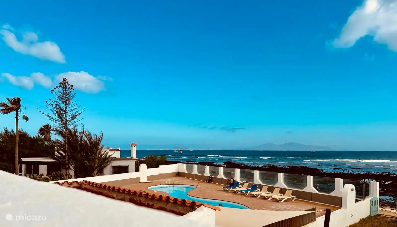 Das Haus befindet sich in einem kleinen Resort mit nur 28 Häusern und einem großen Gemeinschaftspool, der normalerweise sehr ruhig und schön am Meer gelegen ist