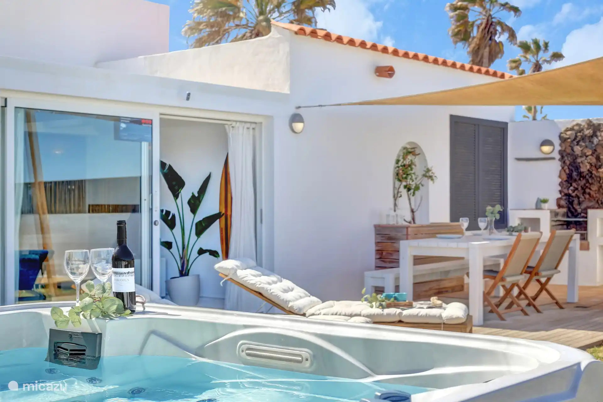 Draußen gibt es viel Platz, um die Sonne zu genießen, und drinnen ist es angenehm kühl im Schatten.