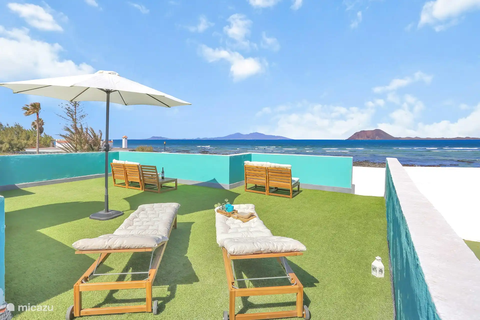 Die großzügige Dachterrasse bietet einen fantastischen Blick über die Insel Lobos und Lanzerote.