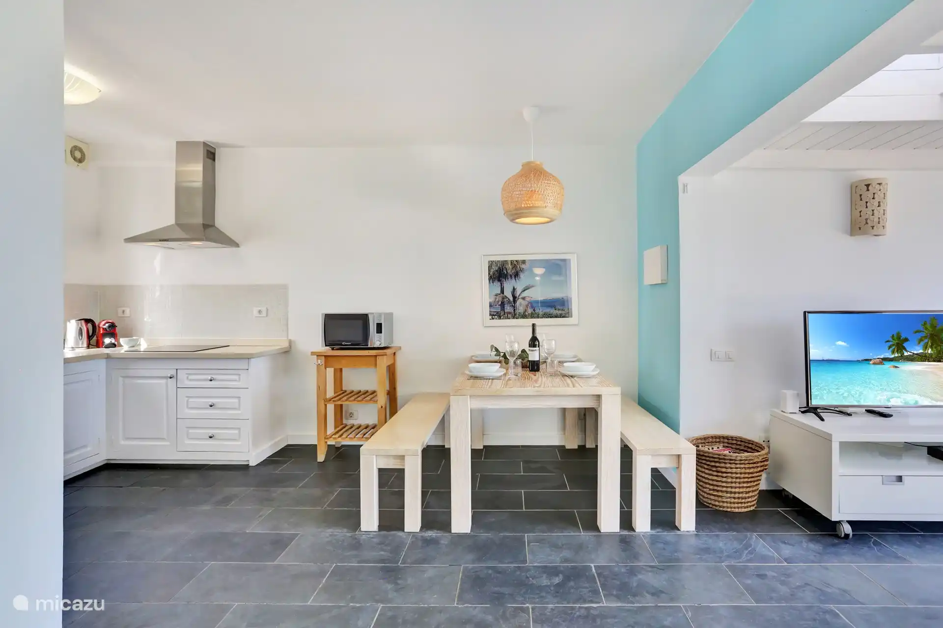 Wohnzimmer mit offener Küche